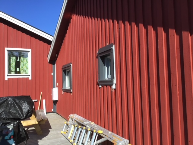 Röd stående lockpanel på hus i Bäckefors