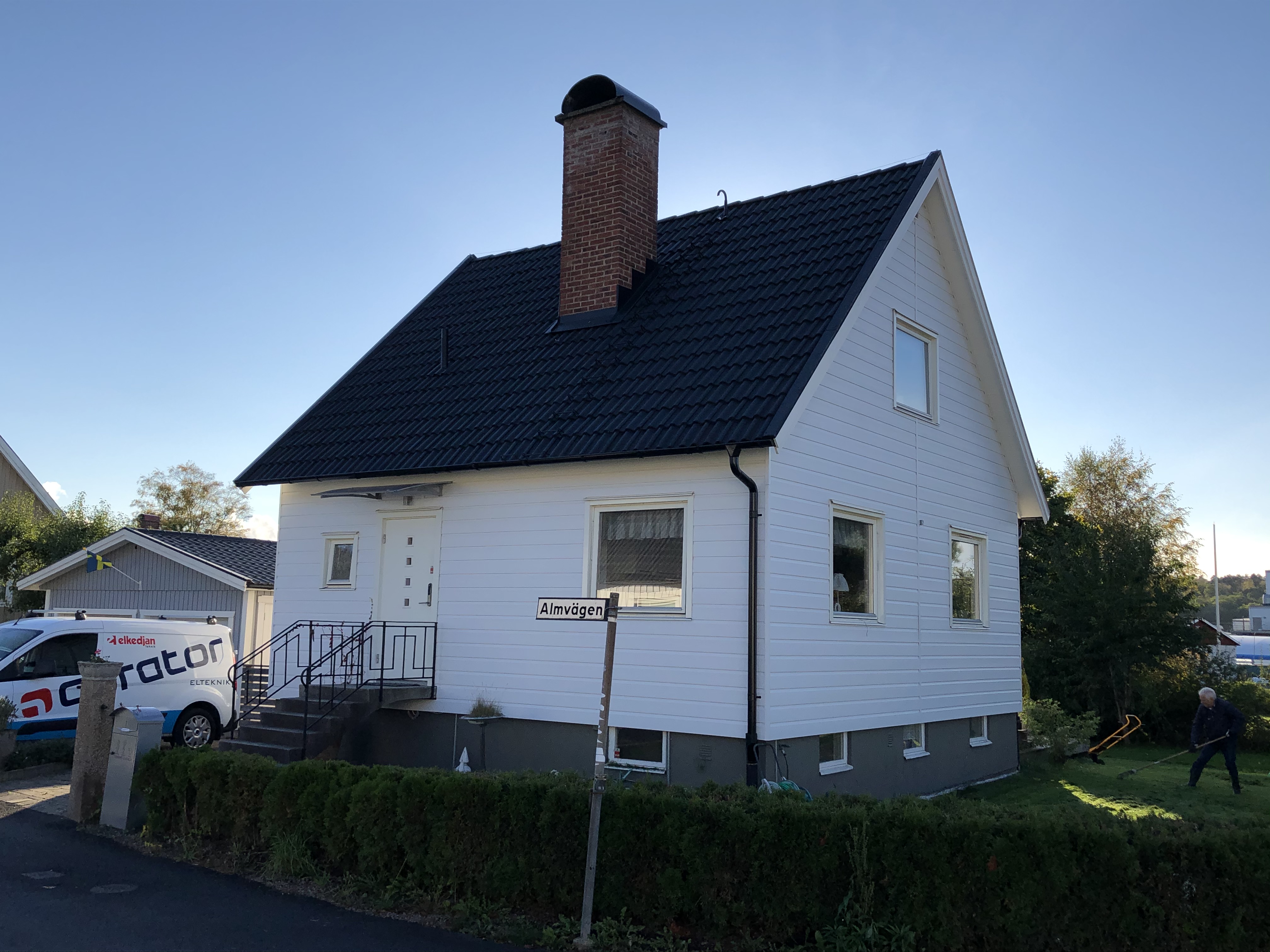 Villa i Bohuslän med ny vit fasad i Västkustpanelen