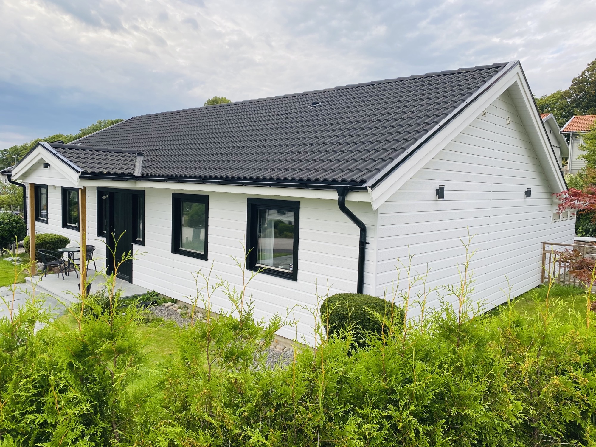 Villa i Bohus efter fasadbyte med vit Västkustpanel