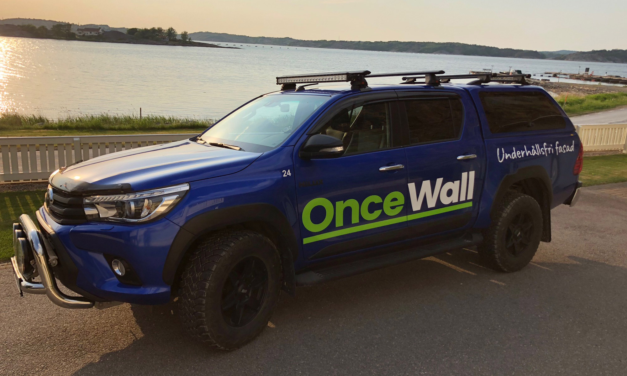 OnceWalls servicebil vid Bohuskusten i kvällssol
