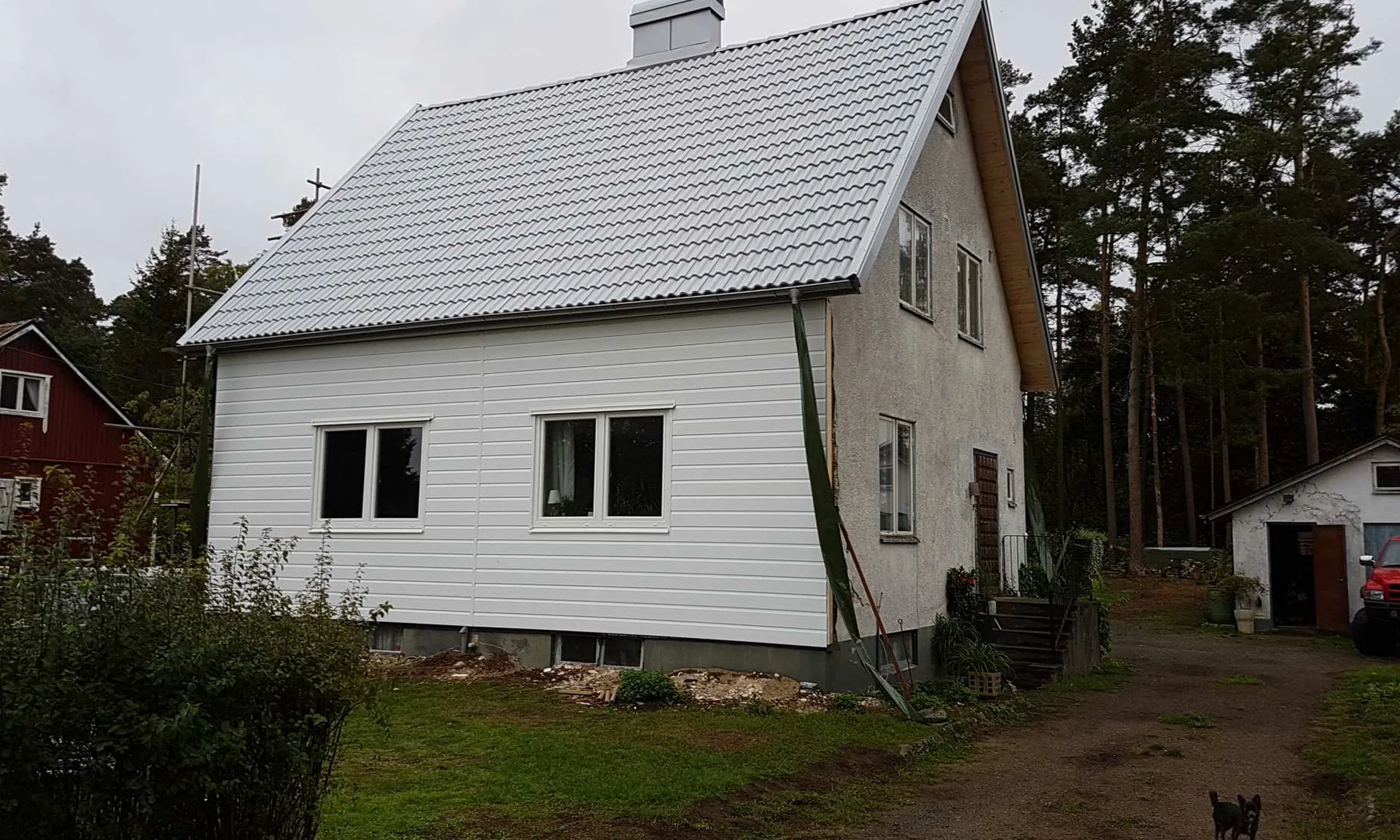 Halvfärdigt hus med västkustpanelen