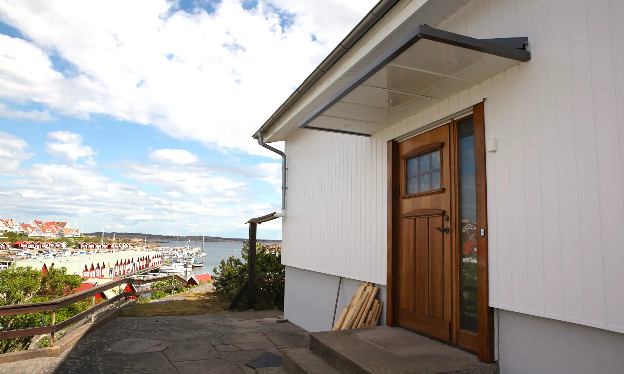 Kungshamn med hamnvy
