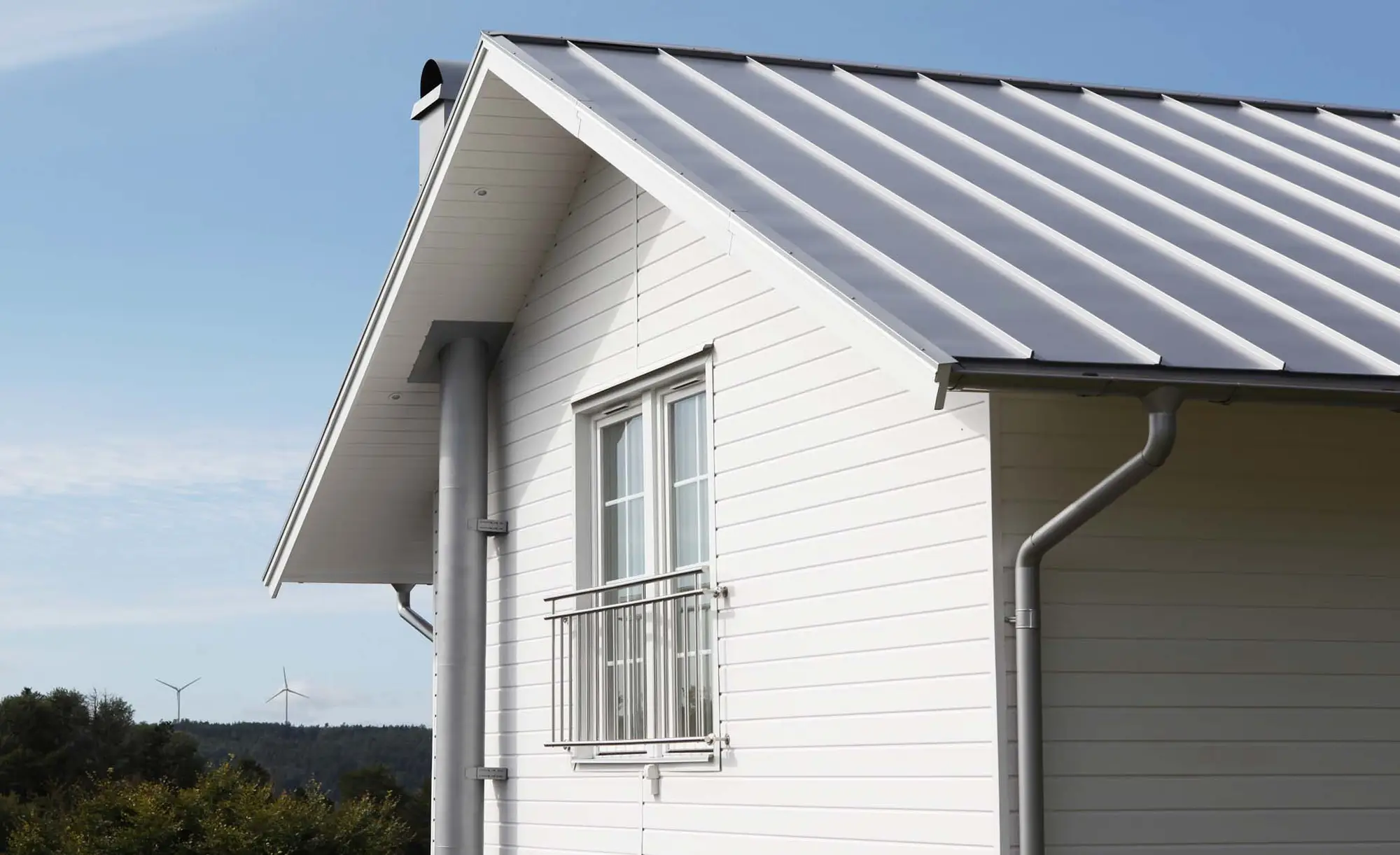 Exklusivpanelen monterad på hus med bandat tak.