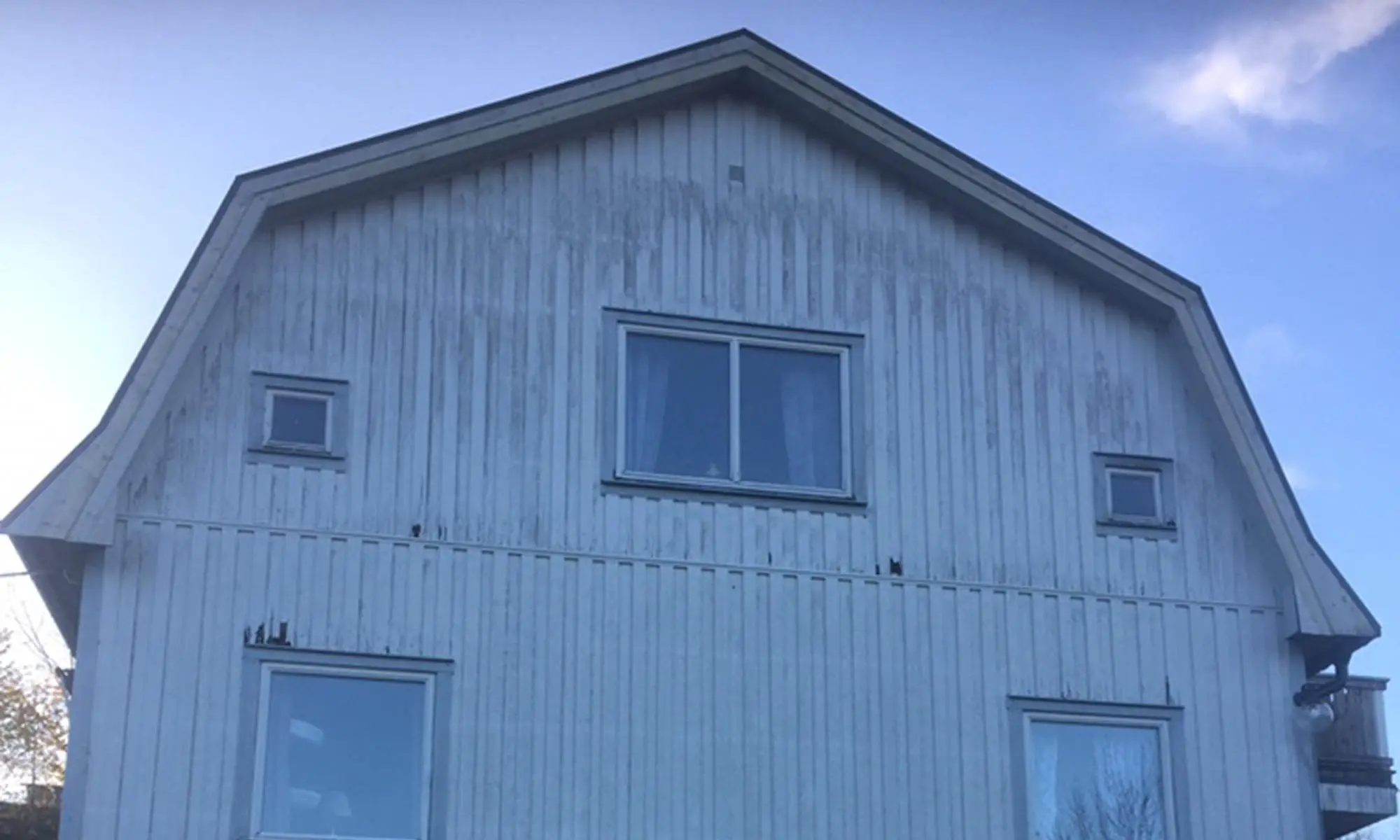 Hus med mansardtak före fasadbytet