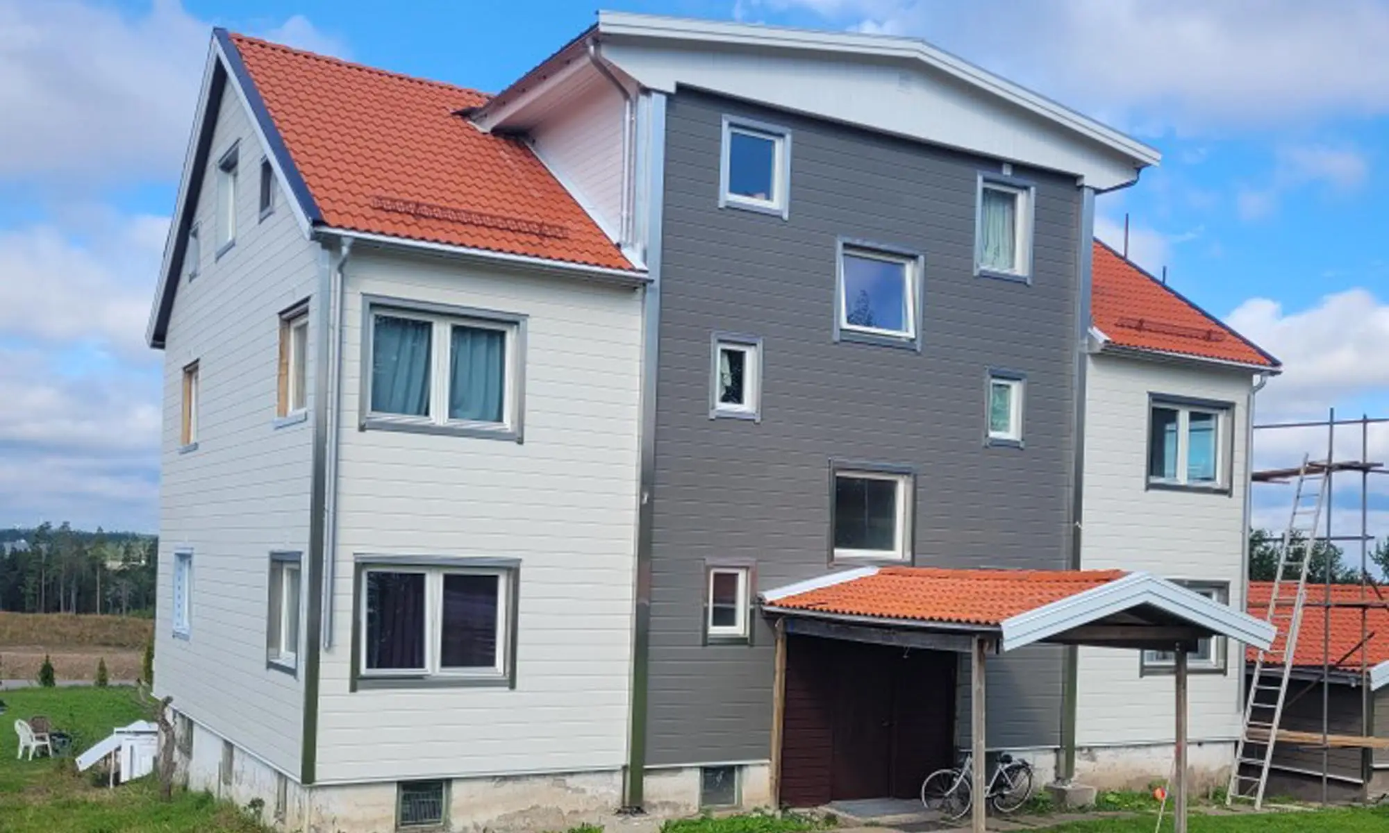 Tvåfärgad husfasad