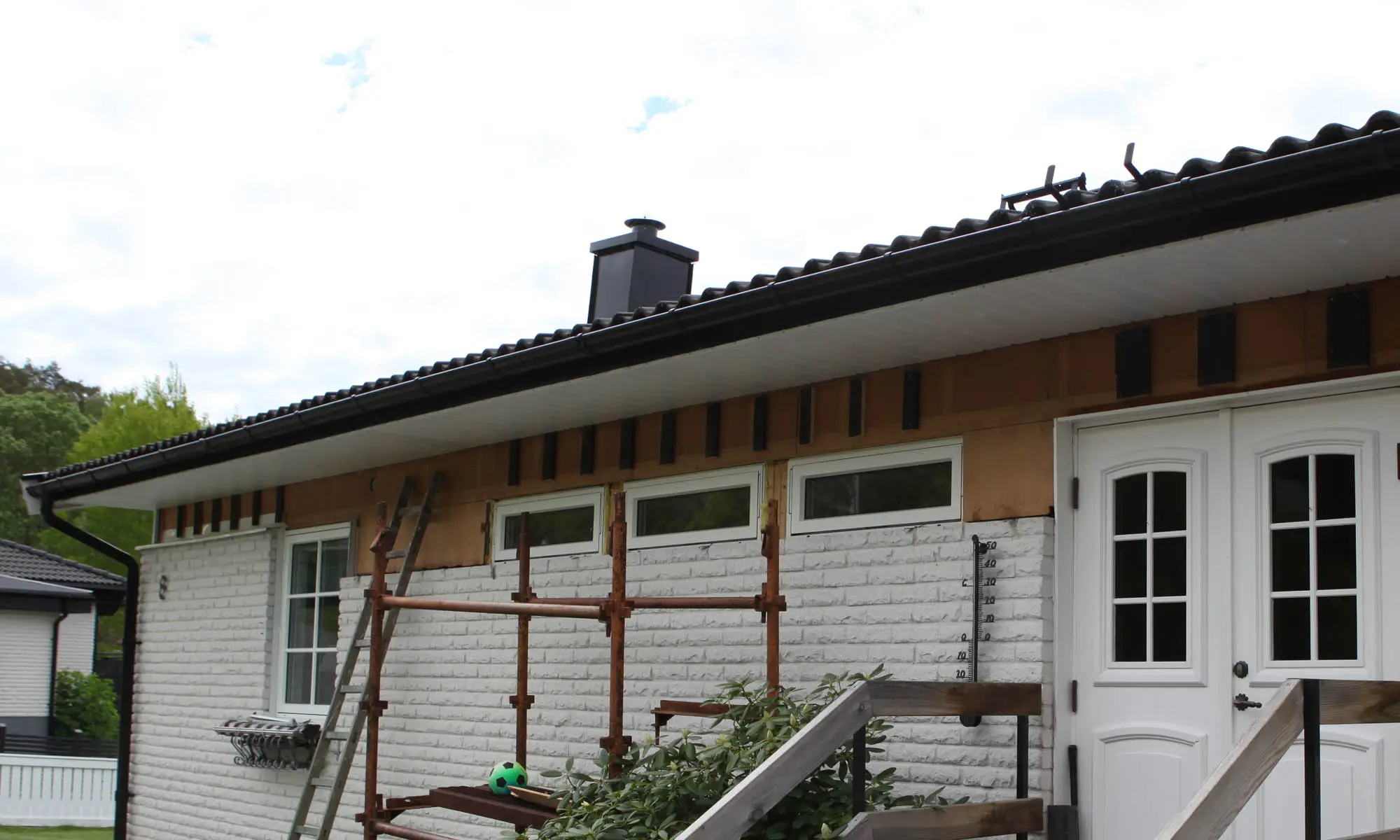 Takfotspaneler som skruvats rakt upp i takfotsbrädan